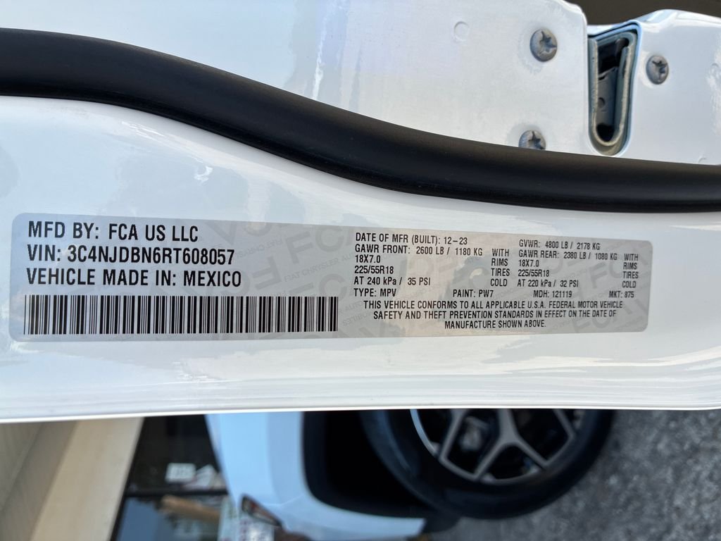 Used 2024 White/off-white Jeep Latitude image 29