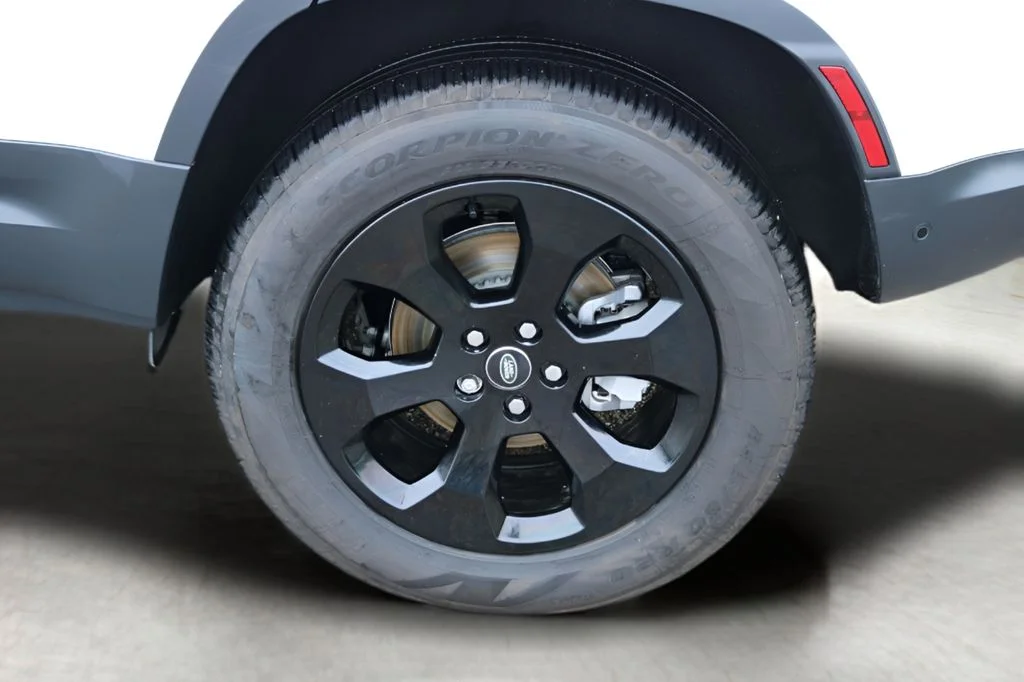 Used 2025 White Land Rover S image 9