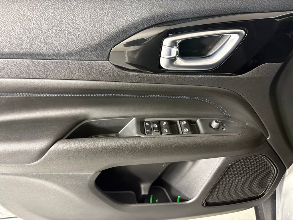 New 2026 Silver Zynith Metallic Clearcoat Jeep Latitude image 19