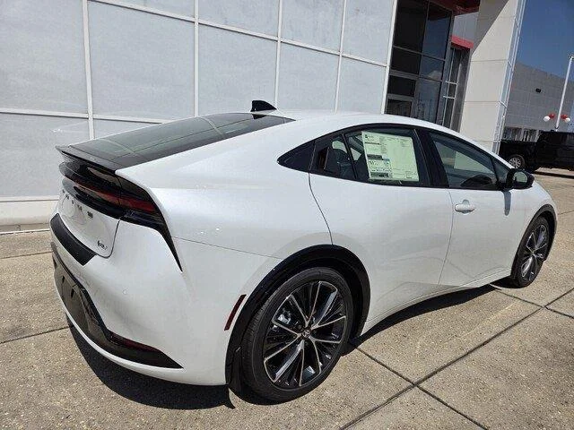 New 2027 Wind Chill Pearl Toyota XLE image 4