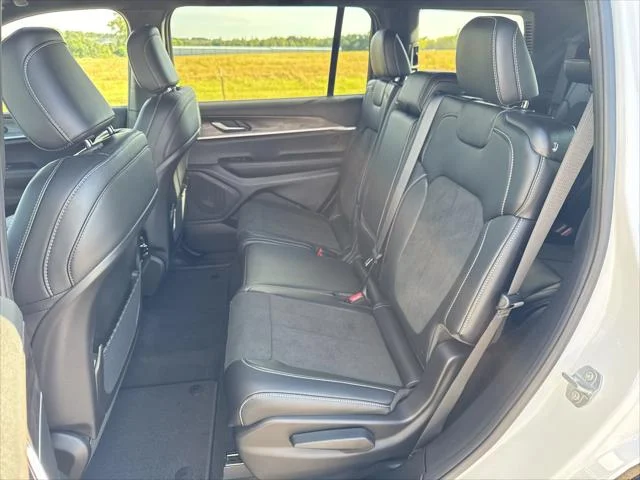 New 2027 Bright White Clear-Coat Paint Jeep Laredo Altitude image 22