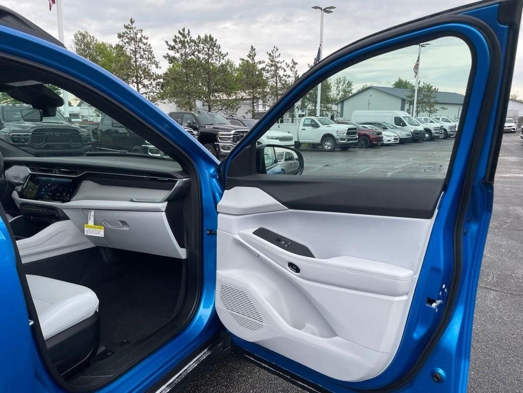 New 2026 Hydro Blue Pearl-Coat Exterior Paint Jeep Laredo image 35