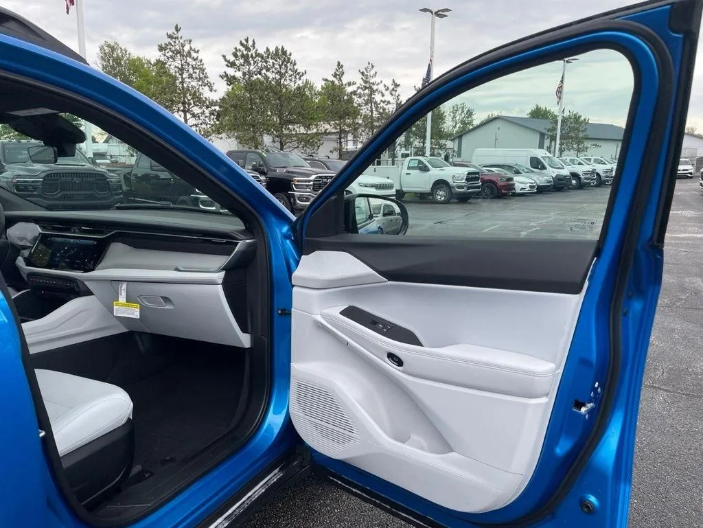 New 2026 Hydro Blue Pearlcoat Jeep Laredo image 35