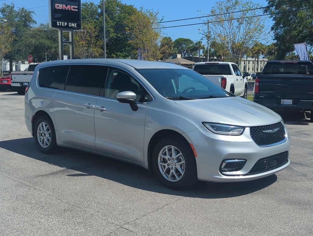 Used 2023 Silver Chrysler Touring L image 8
