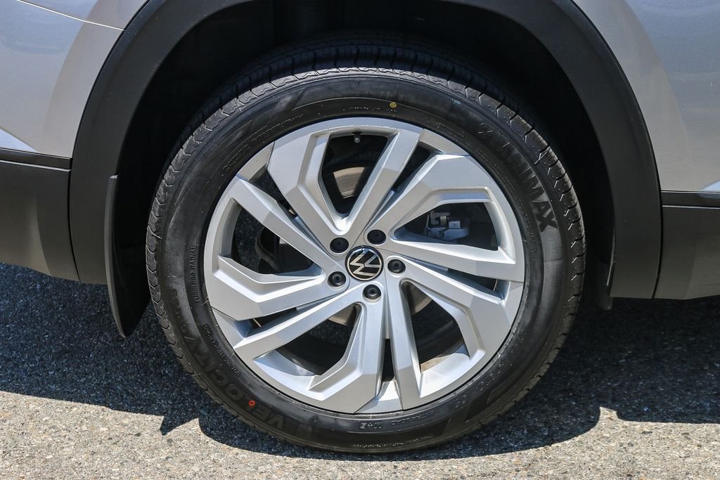 Used 2023 Silver Volkswagen 3.6L V6 SE w/Technology image 11