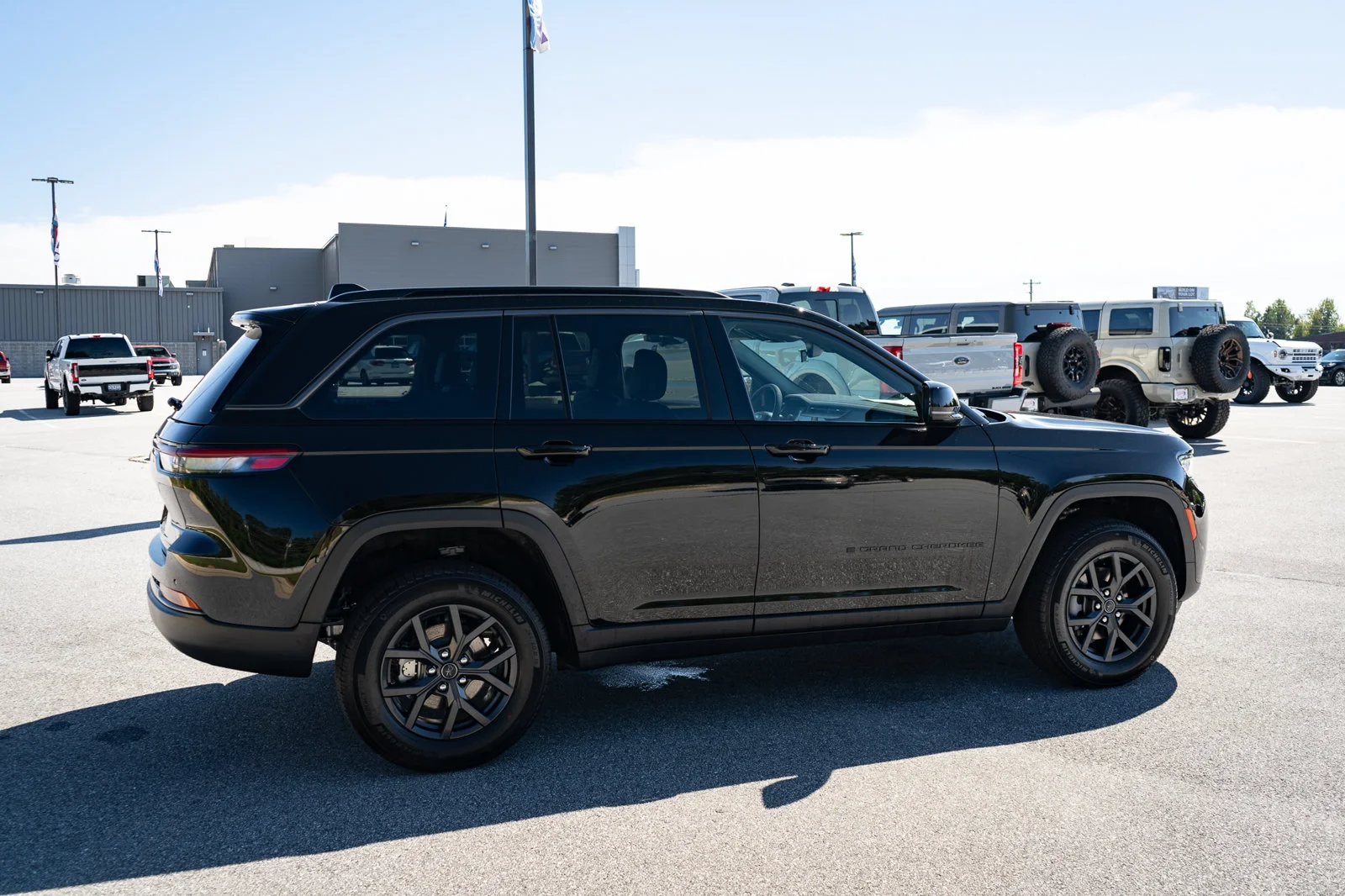 New 2027 High-Gloss Black Paint Jeep Altitude image 10