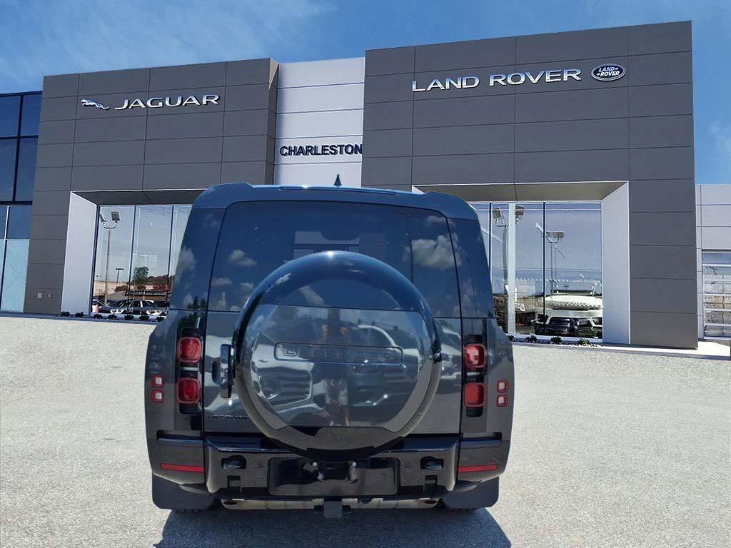 Certified Used 2025 Carpathian Grey Premium Metallic Land Rover X-Dynamic SE image 4