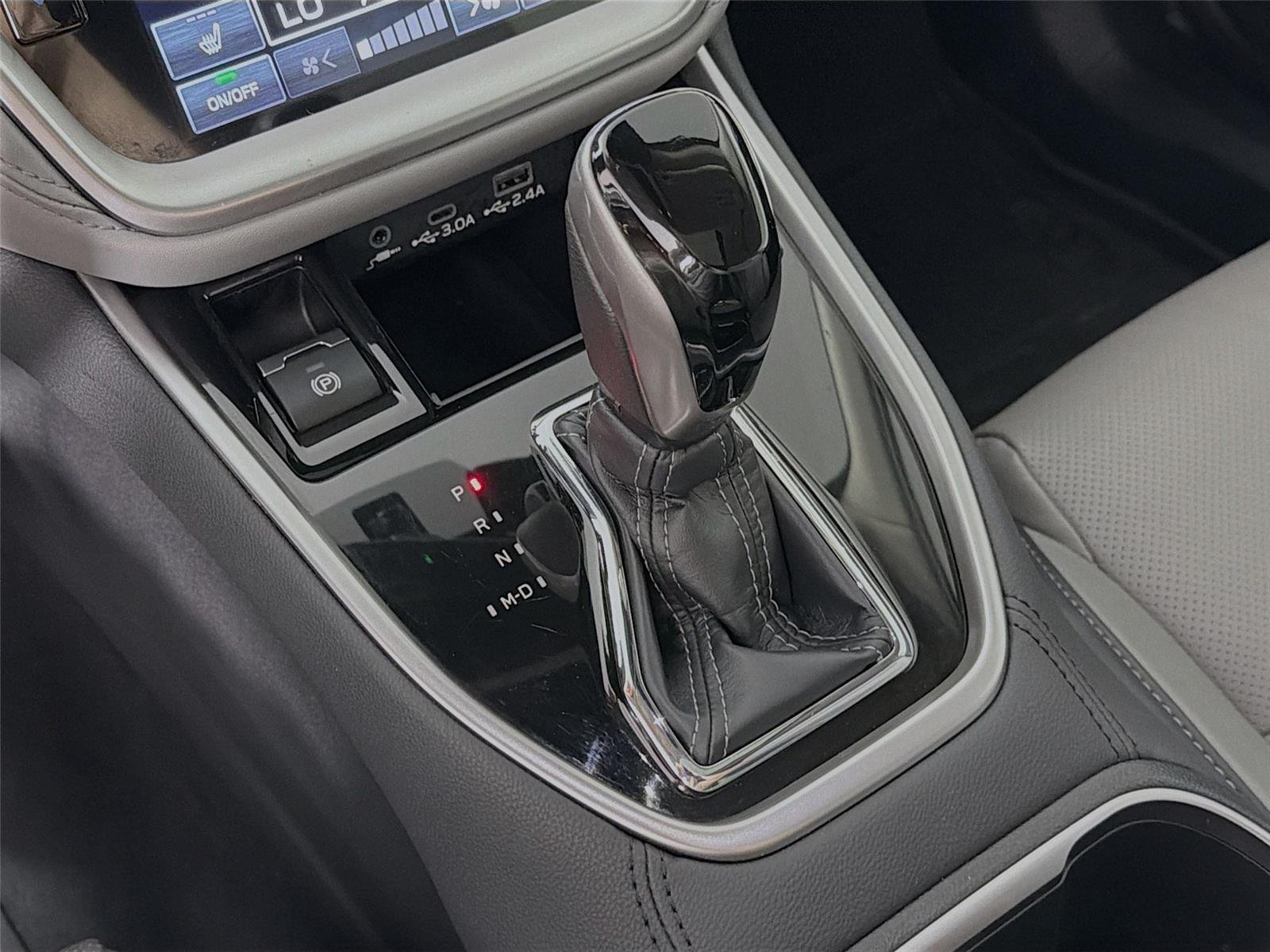 Used 2025 Ice Silver Metallic Subaru Limited image 23