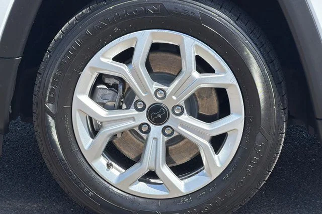 Used 2025 White Jeep Latitude image 26