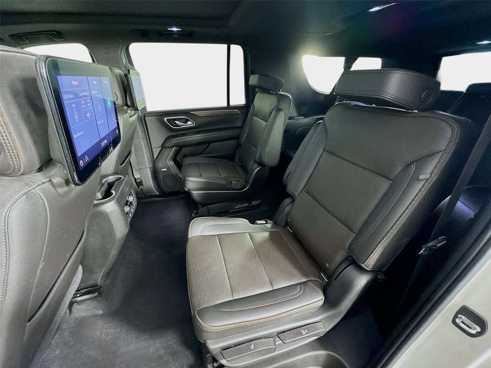 Used 2021 Iridescent Pearl Tricoat Chevrolet High Country image 24