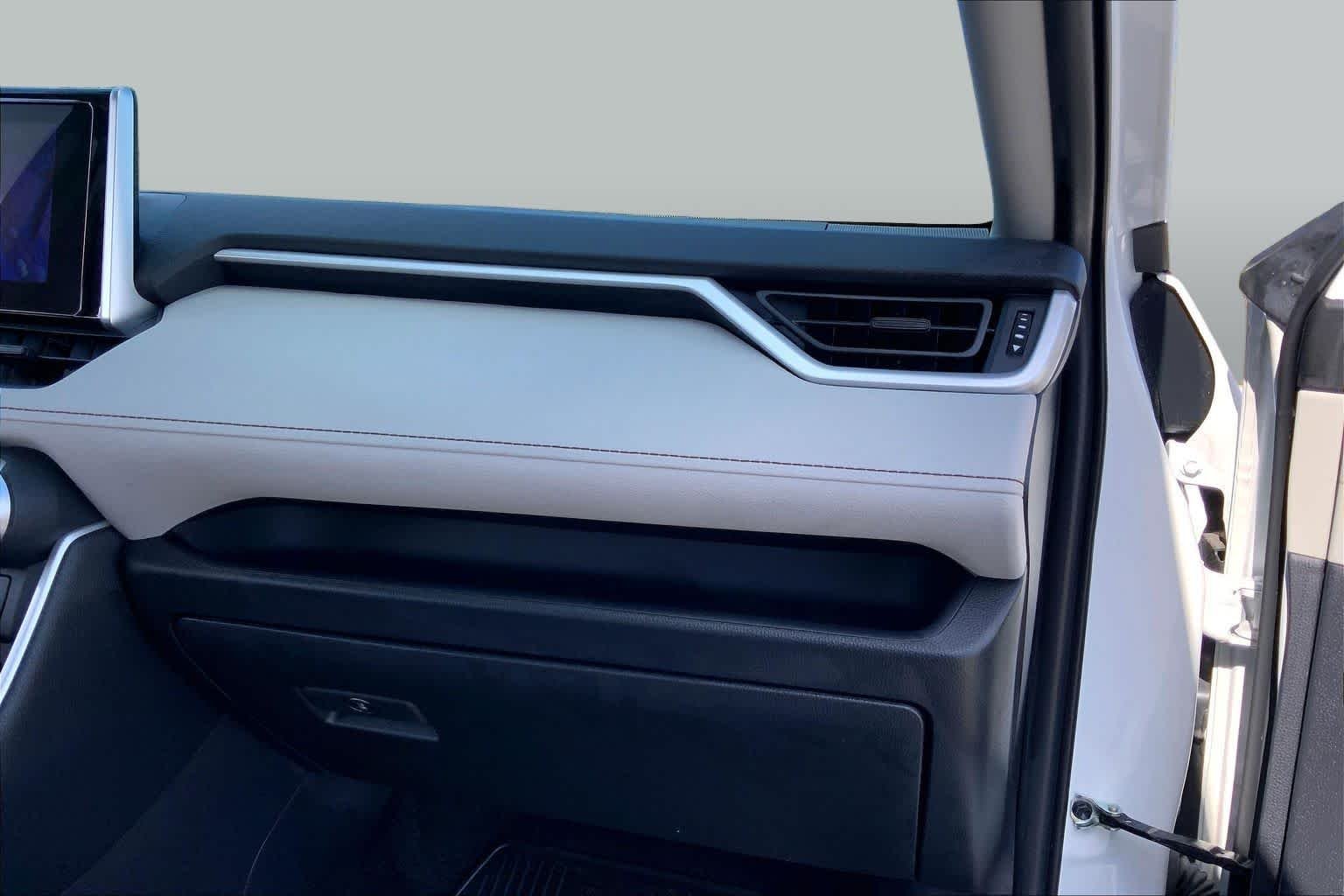 Used 2024 Ice Cap Toyota Hybrid XLE image 18