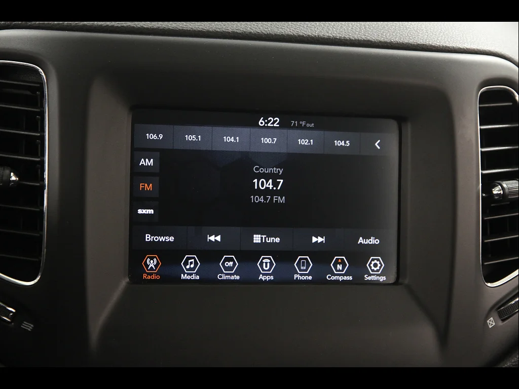 Used 2019 Olive Green Pearl Coat Jeep Latitude image 10
