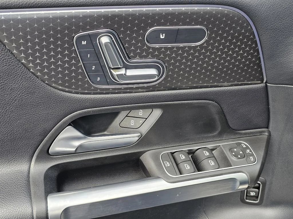 Used 2024  Mercedes-Benz GLB 250 image 15
