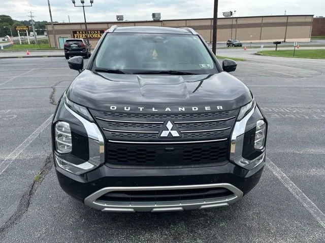 Used 2022 Black Mitsubishi SEL image 1