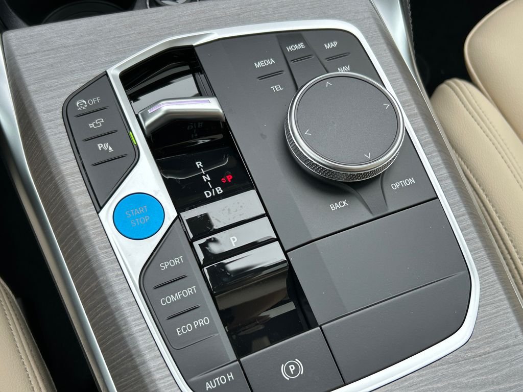 New 2026 Cape York Green Metallic BMW xDrive40 image 28