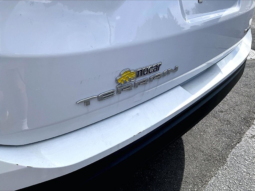 Used 2023 White GMC SLE image 26