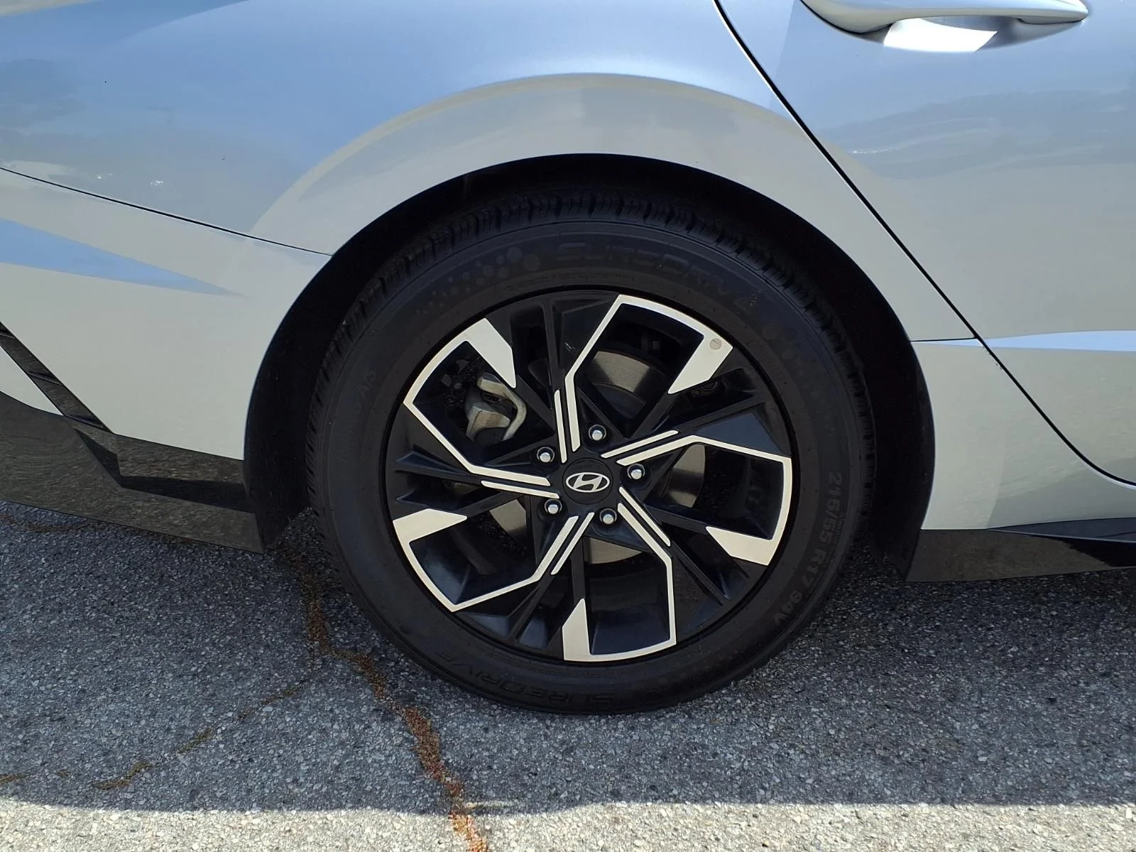 Used 2024 Silver Hyundai SEL image 4
