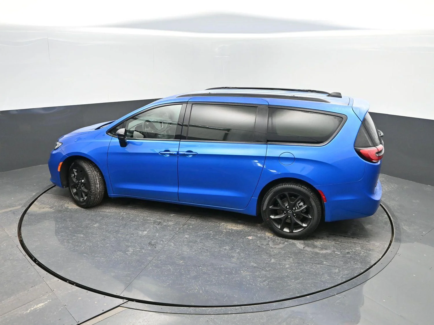 New 2026 Hydro Blue Pearl-Coat Exterior Paint Chrysler Select image 39