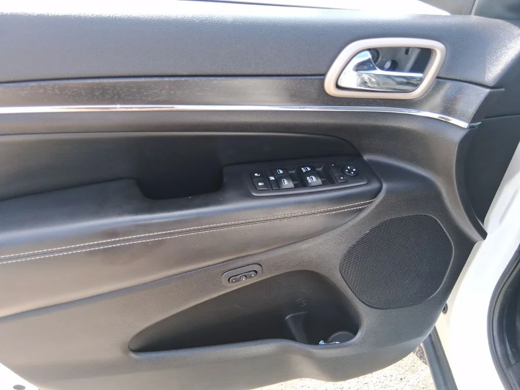 Used 2017 White Jeep Limited image 10