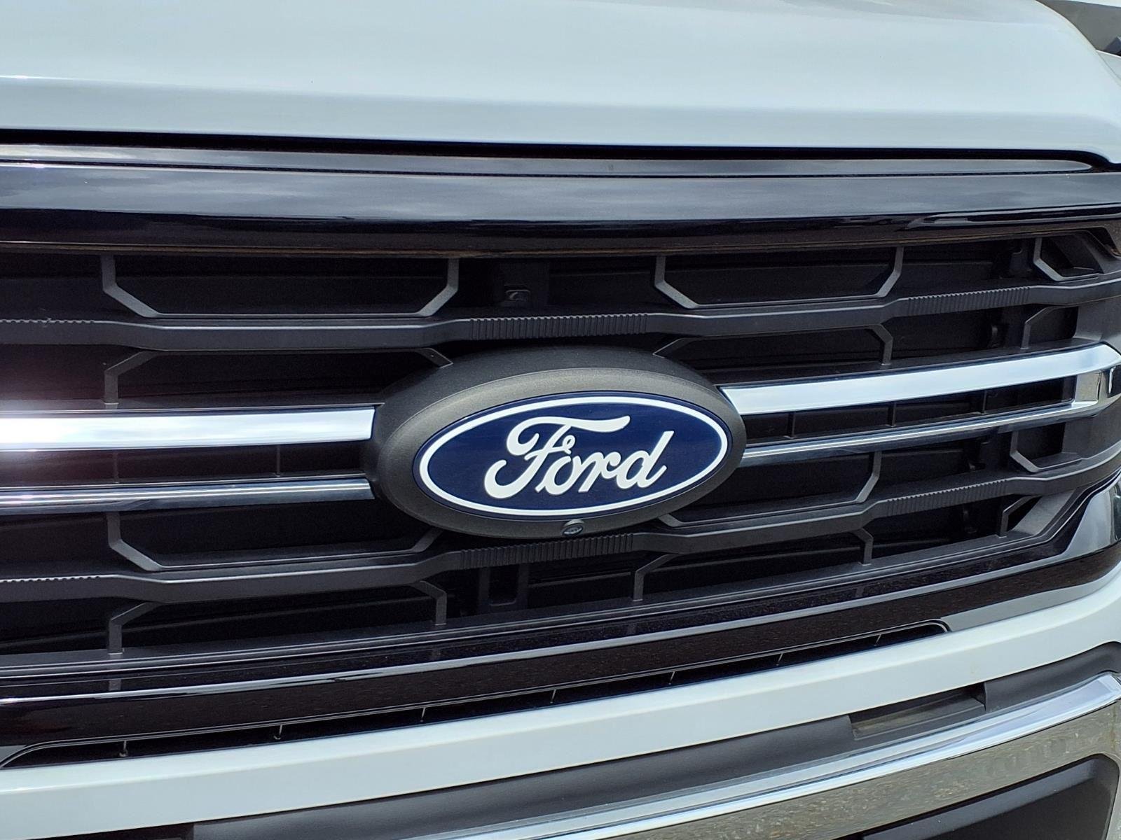 New 2024 Oxford White Ford XLT image 14