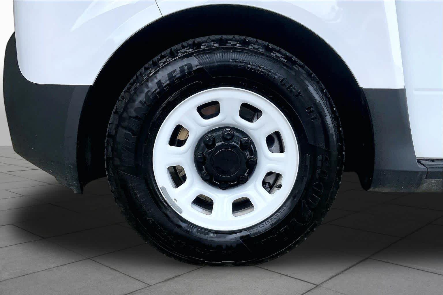 Used 2025 Oyster White Chevrolet  image 9
