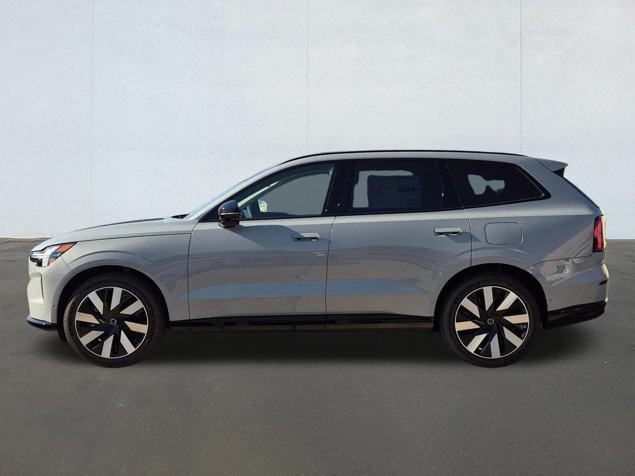 New 2026 Vapour Grey Volvo Ultra image 3