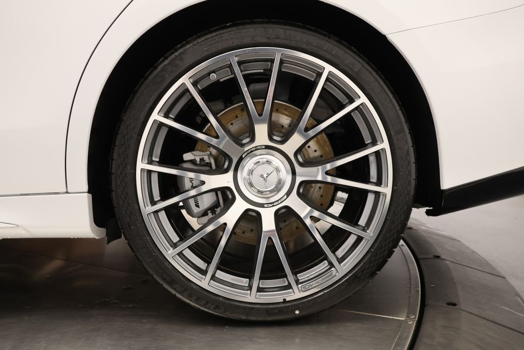 New 2027 MANUFAKTUR Moonlight White Magno Mercedes-Benz E 53 AMG® image 12