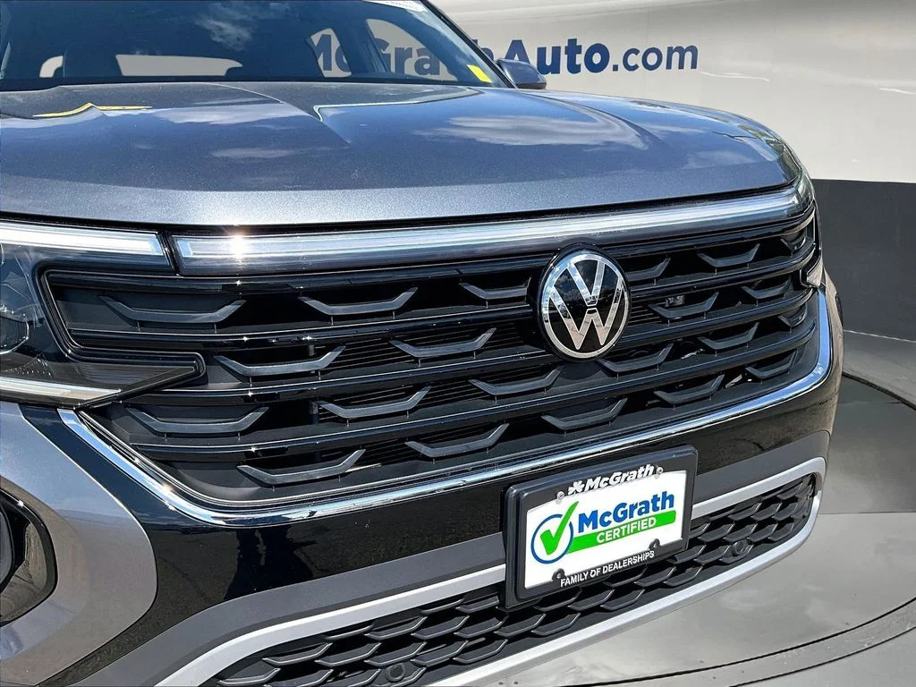 Certified Used 2025  Volkswagen 2.0T SE w/Technology image 35