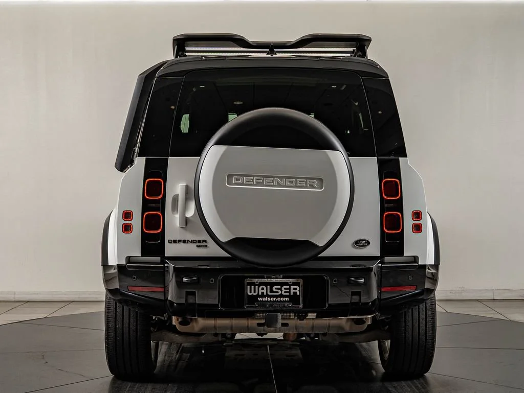 Used 2023 White Land Rover X-Dynamic SE image 6