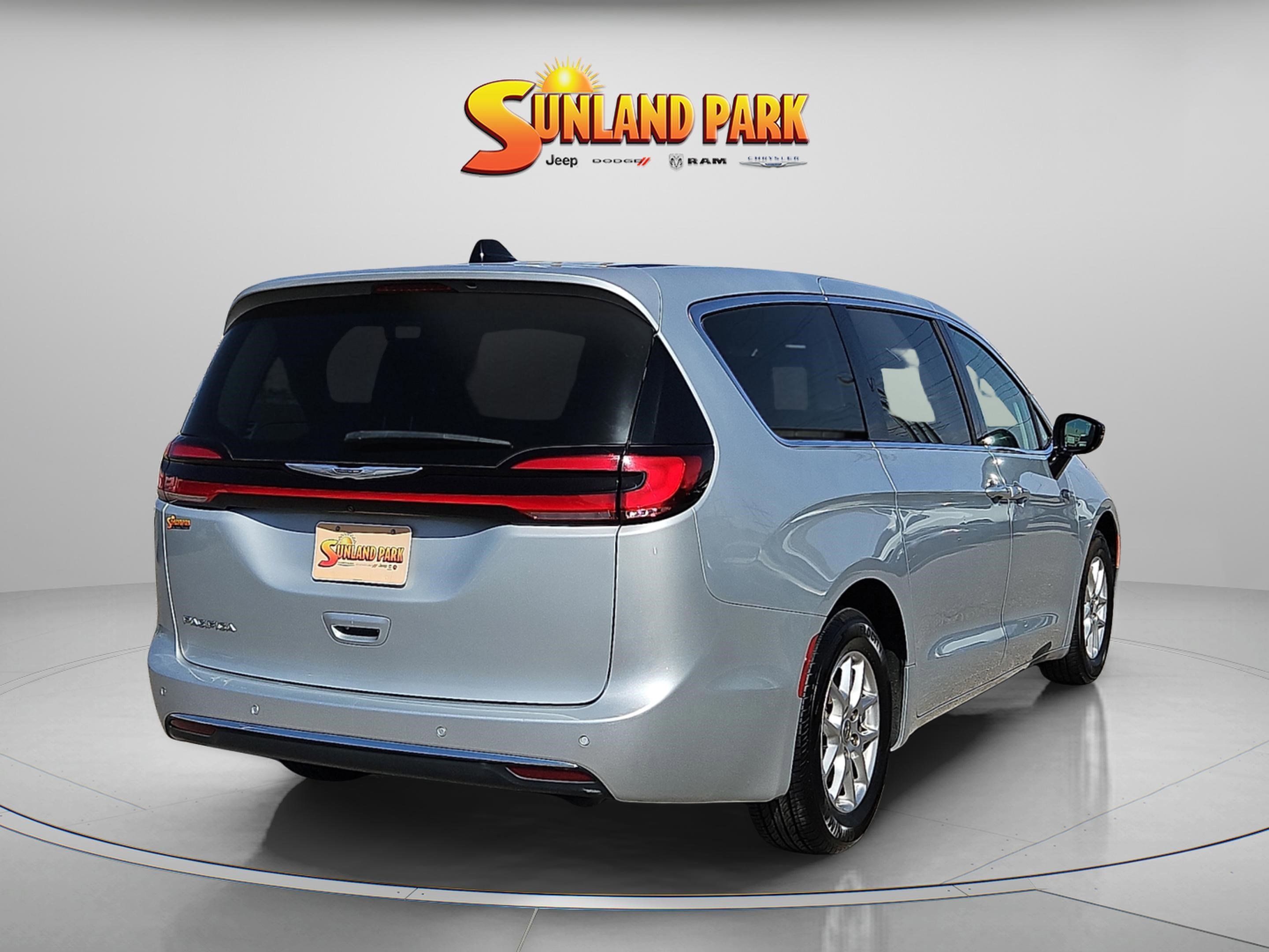 Used 2024 Silver Mist Clearcoat Chrysler Touring L image 5