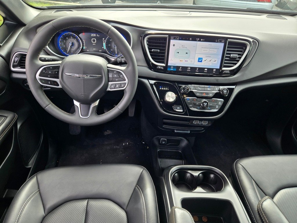 Used 2025 White Chrysler Select image 18