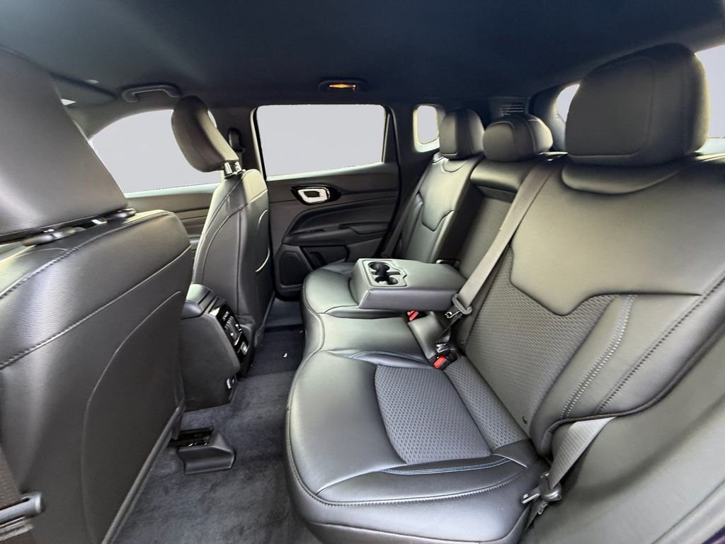 New 2026 Fathom Blue Pearl-Coat Exterior Paint Jeep Latitude image 17