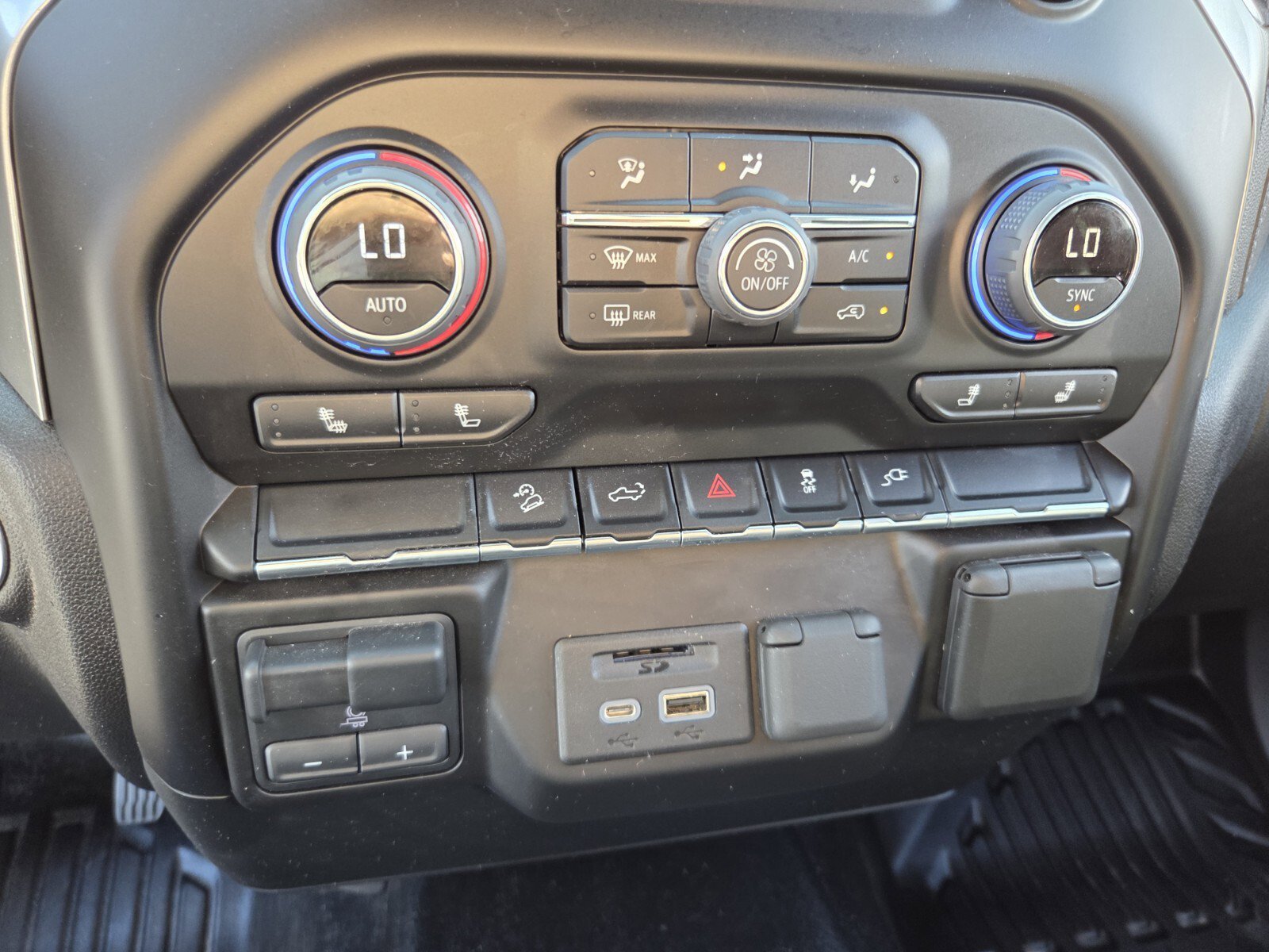 Used 2022 Silver Ice Metallic Chevrolet LT image 27