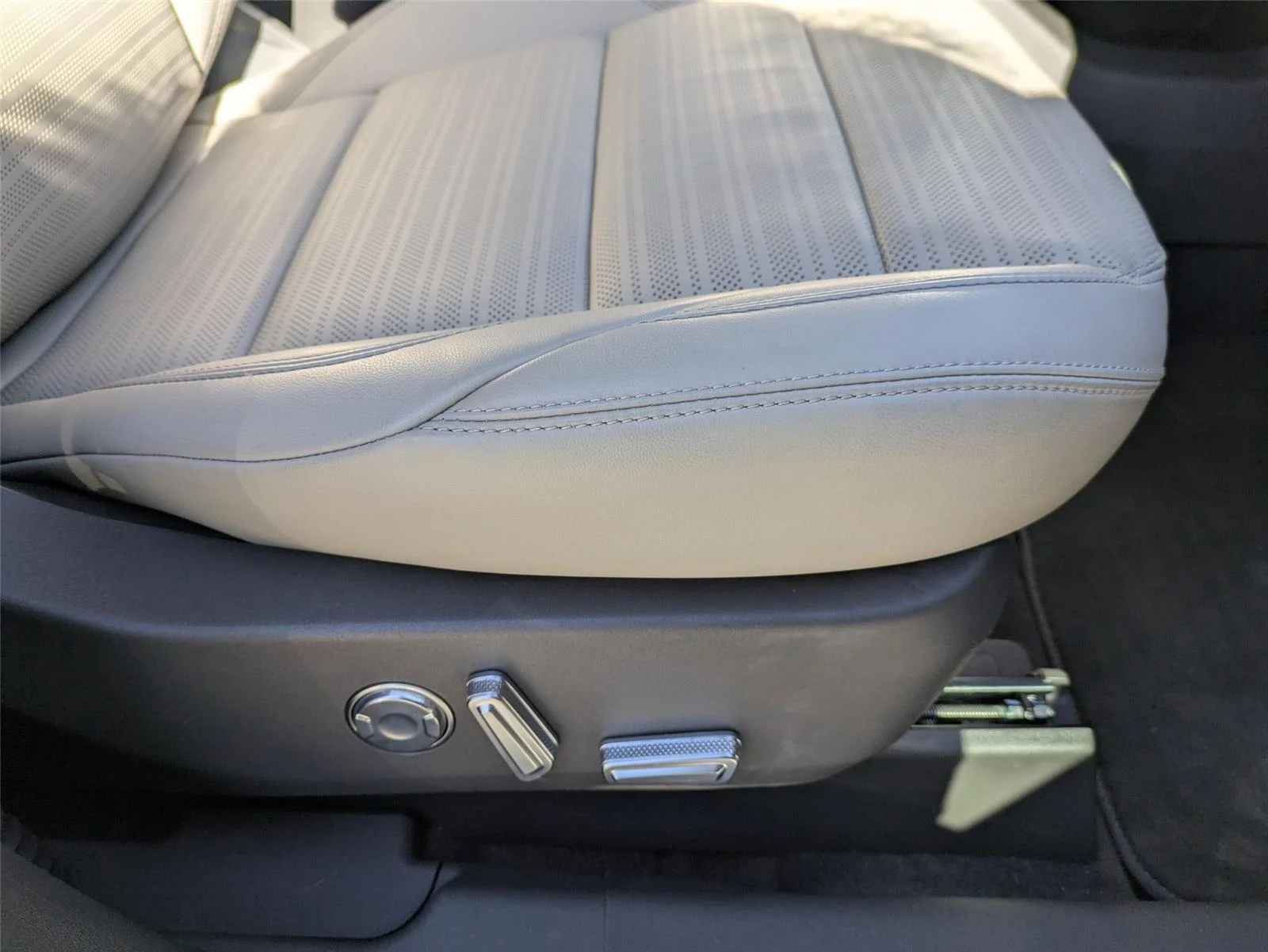 Used 2025 Silver Radiance Metallic Clearcoat Lincoln Reserve image 40