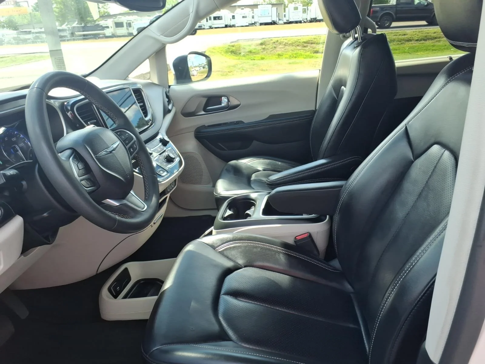Used 2023 Bright White Clearcoat Chrysler Touring L image 15