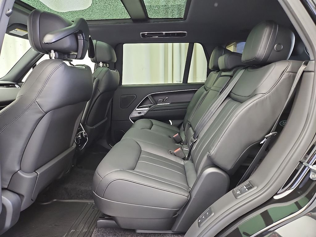 New 2026 Santorini Black LAND ROVER SE 7 Seats image 8