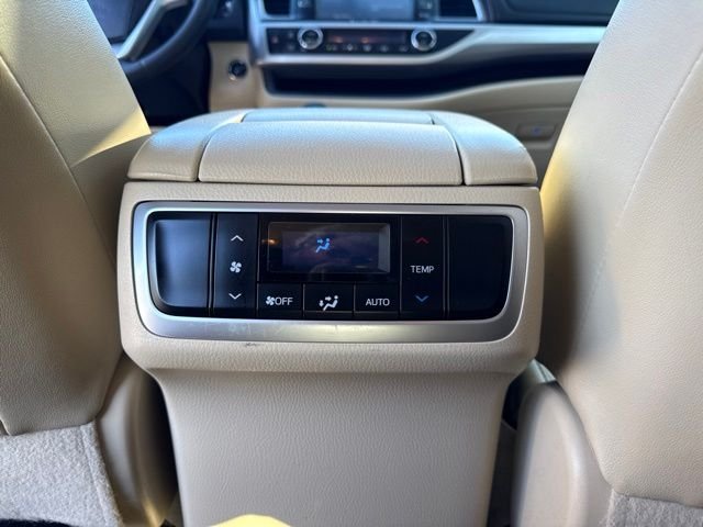 Used 2016 Red Toyota XLE V6 image 16