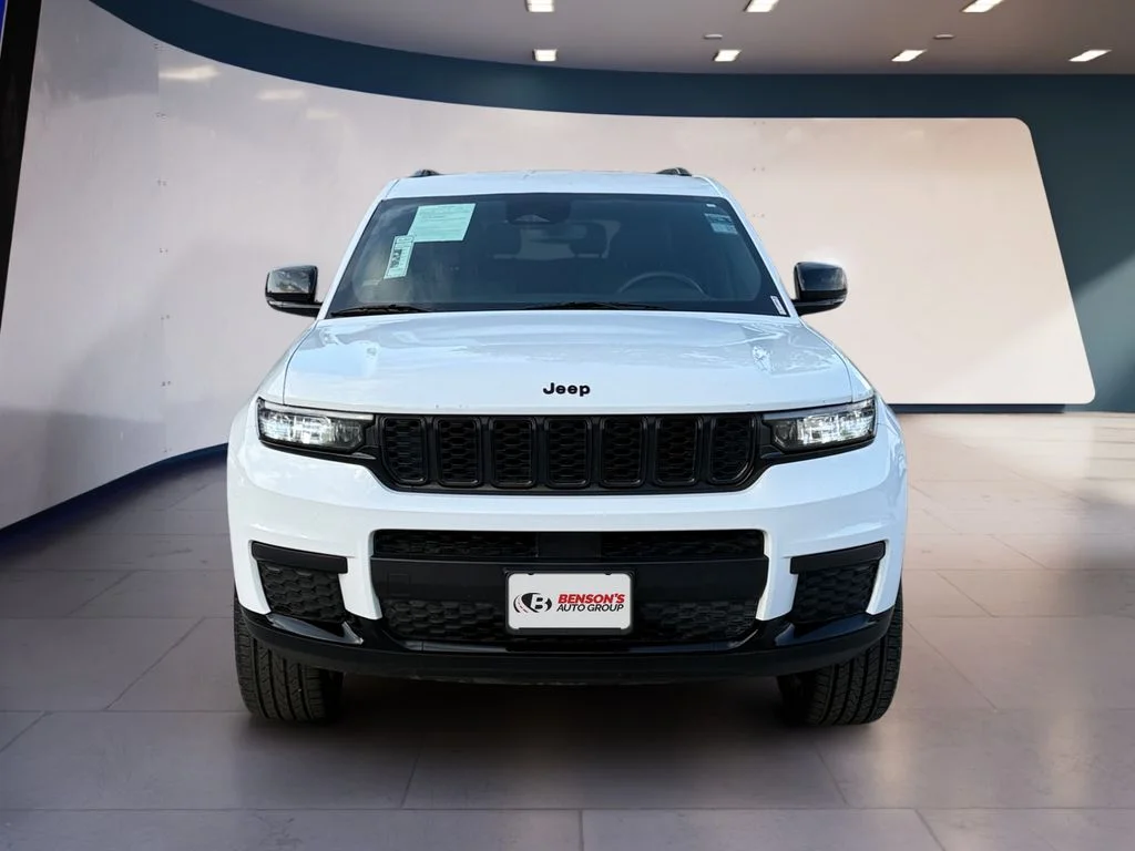Used 2023 White Jeep Altitude image 8
