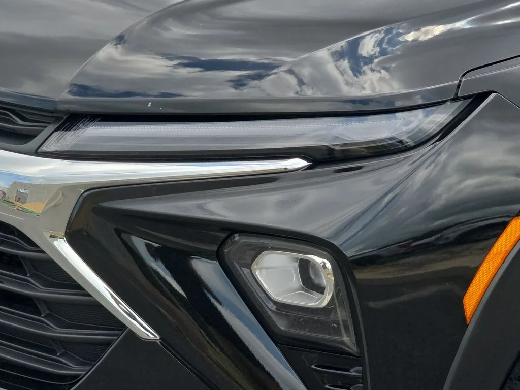 Certified Used 2025 Mosaic Black Metallic Chevrolet LT image 27