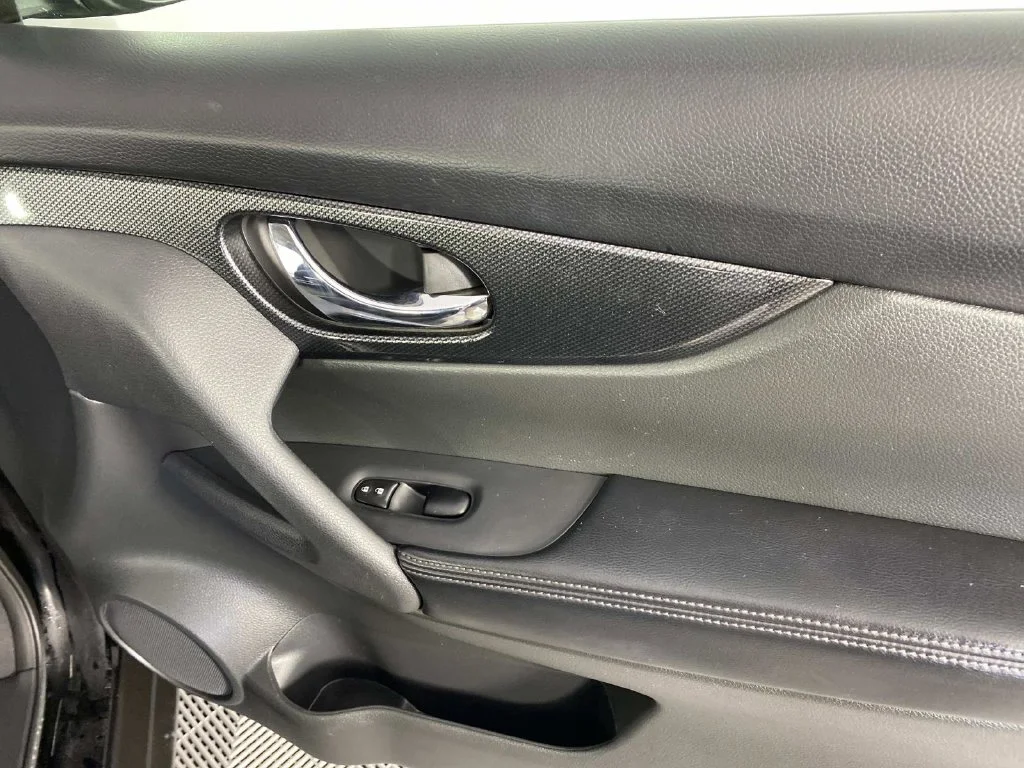Used 2016 Black Nissan SL image 23