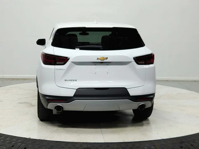 Used 2025 White Chevrolet LT image 7