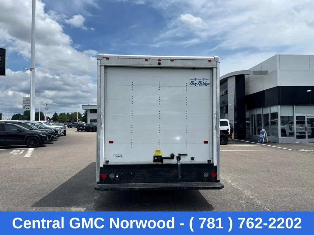 Used 2024  Ford BASE image 4