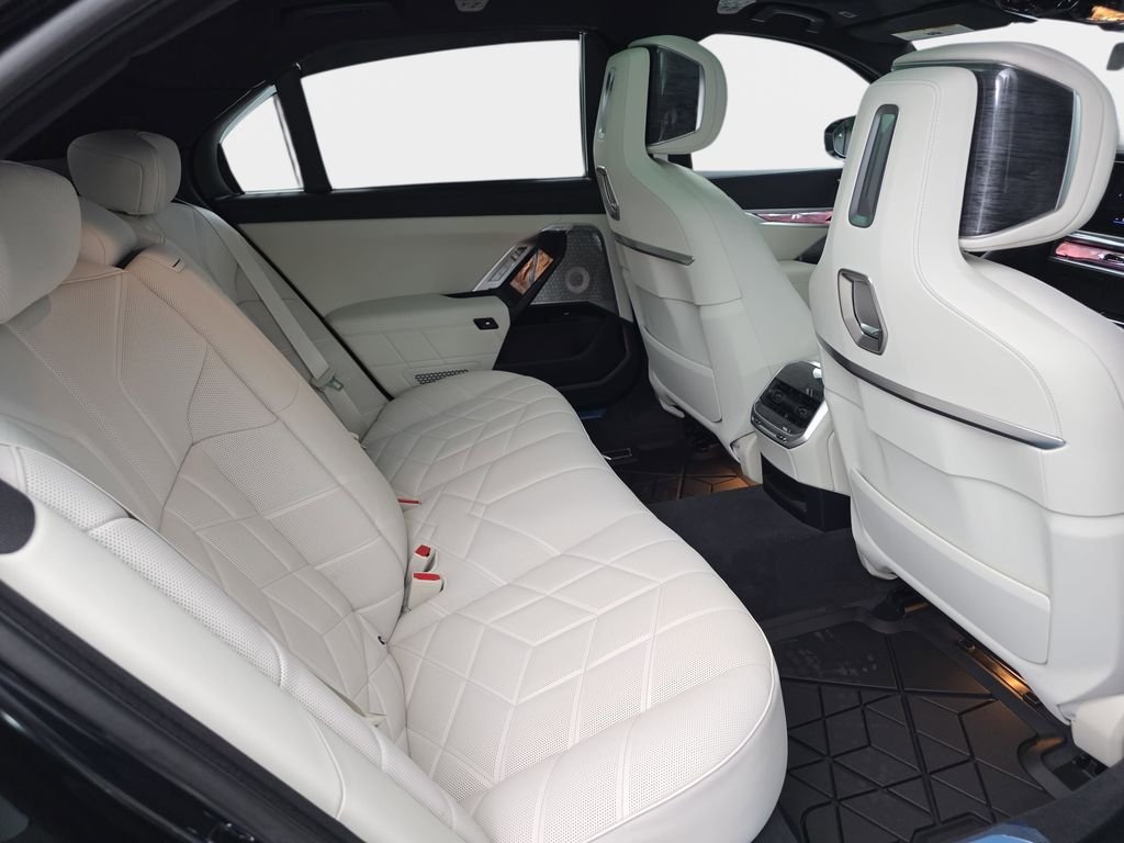 2026 BMW 7 Series 760i - Photo 11