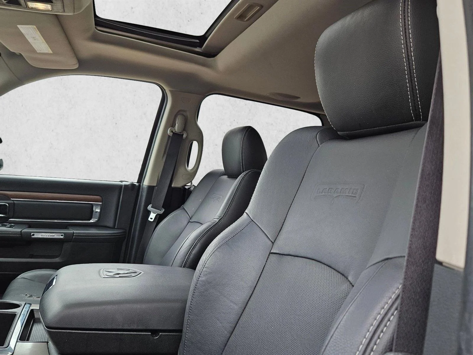 Used 2014 True Blue Pearlcoat RAM Laramie image 20