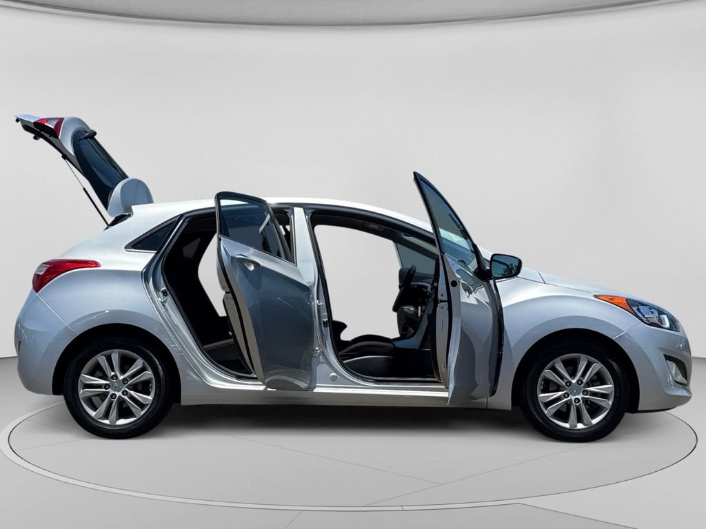 Used 2014 Shimmering Silver Hyundai Base image 30