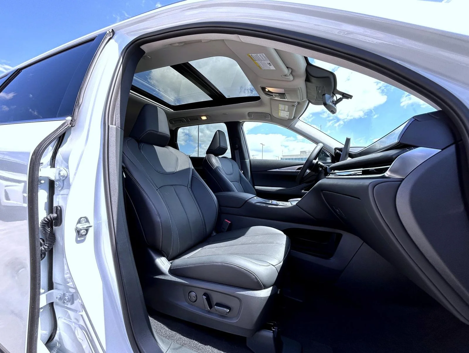 New 2027 White INFINITI LUXE image 15
