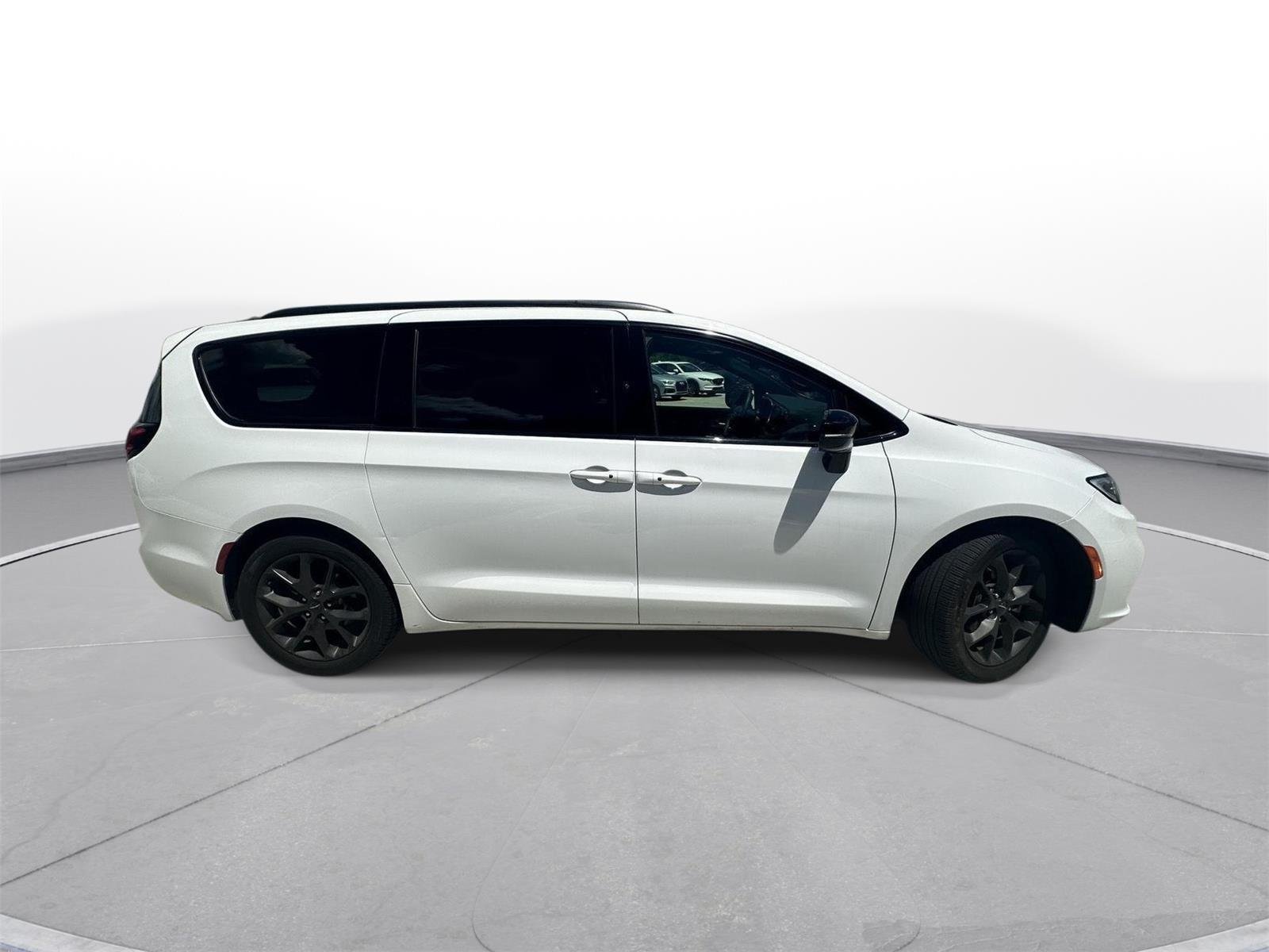 Used 2025 Bright White Clearcoat Chrysler Limited image 5