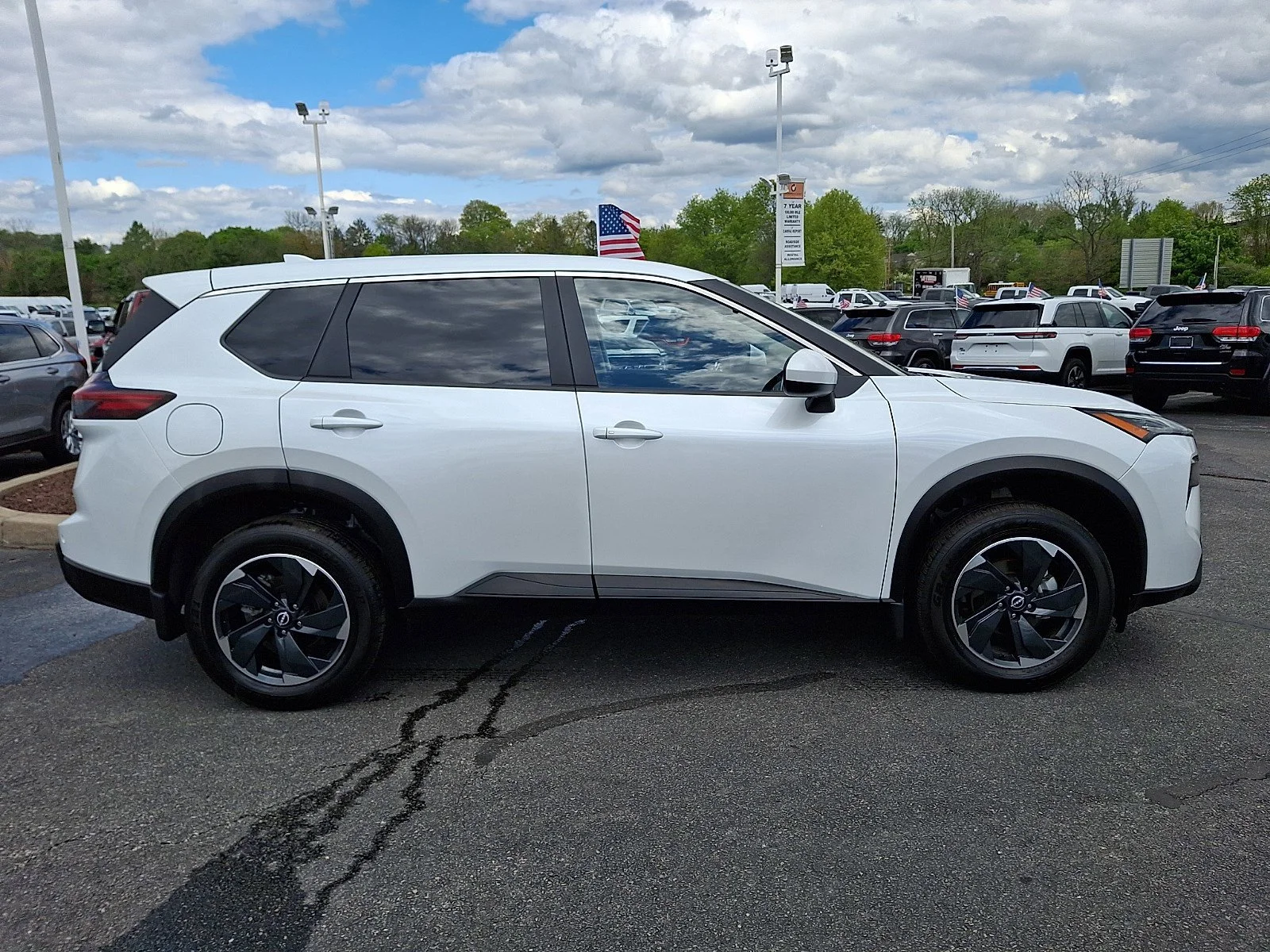 Used 2025 Everest White Pearl Nissan SV image 8