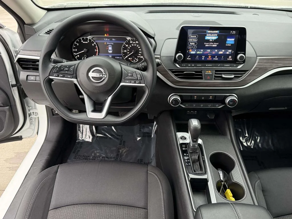Used 2025 White Nissan 2.5 SV image 16