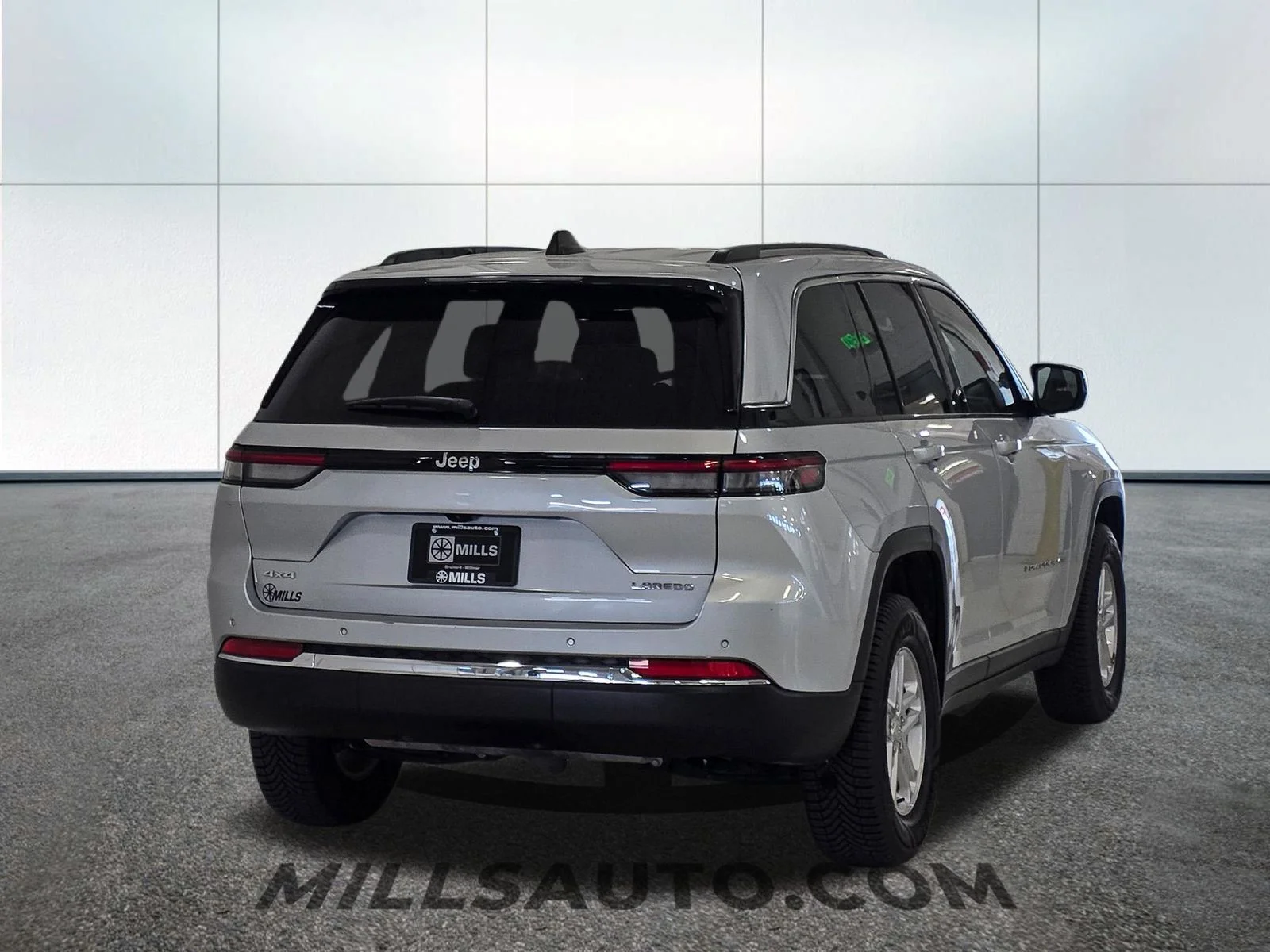 Used 2023 Silver Jeep Laredo image 7